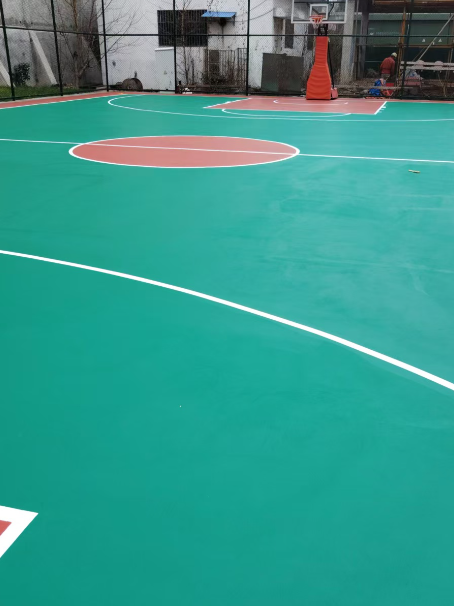 牧野 球场长期使用易出现地面开裂
